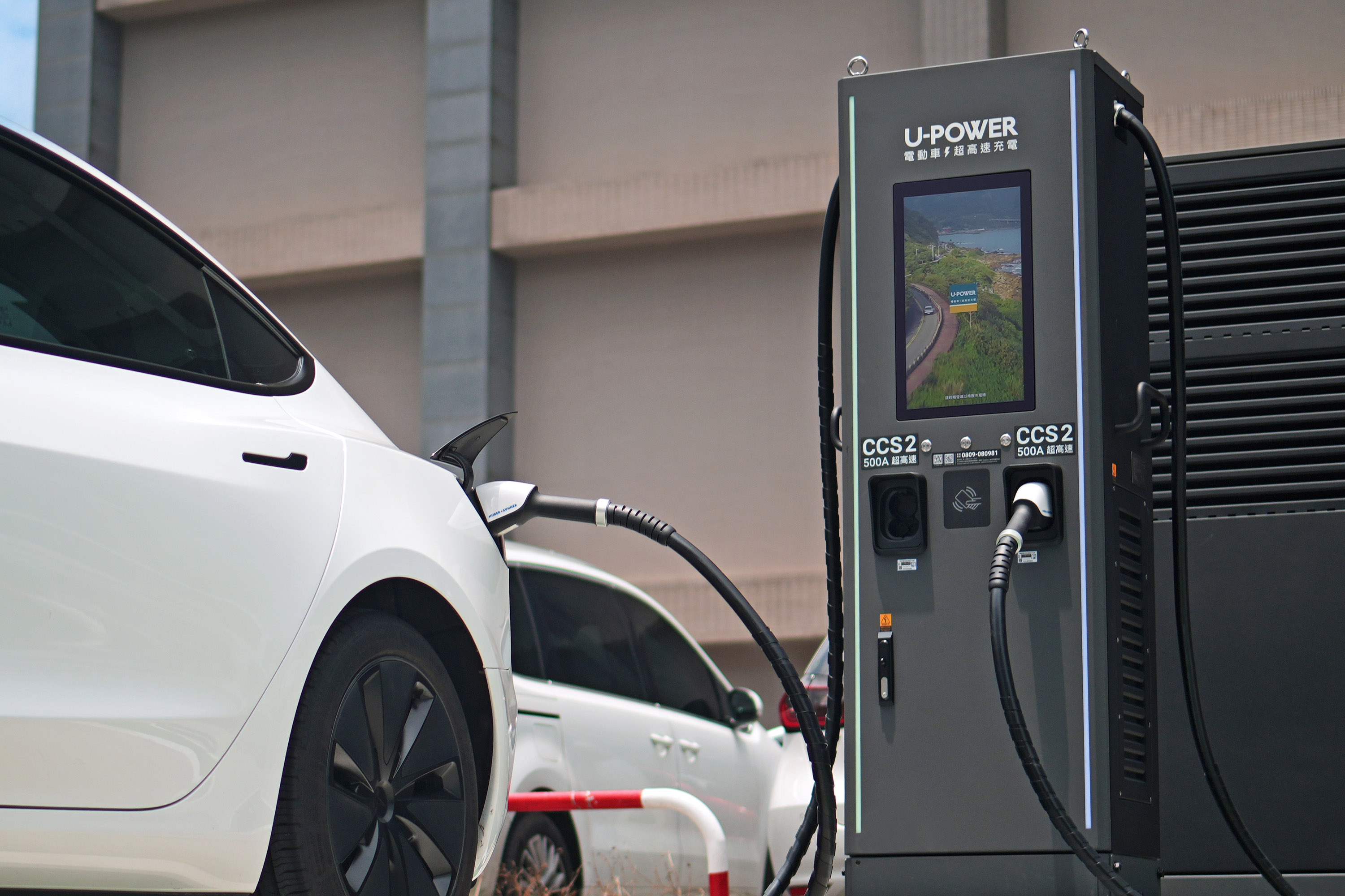 圖5_全新 480kW 超高功率充電設備搭載 21.5 吋超大觸控螢幕與直覺化介面，提供更清楚便利的使用體驗